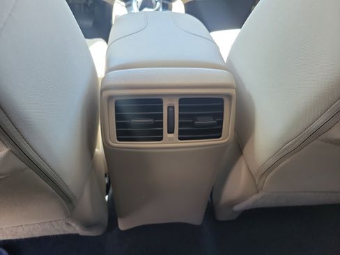 Used 2018 Nissan Rogue SV FWD image 10