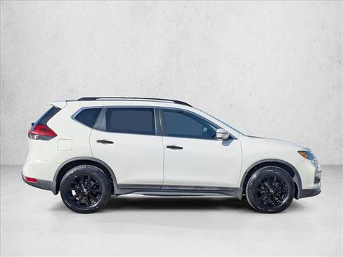 Used 2017 Nissan Rogue SV image 4