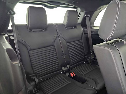 Certified 2024 Land Rover Discovery Dynamic SE image 13