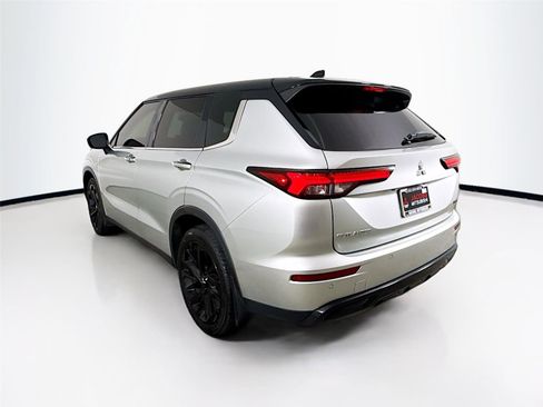 Used 2023 Mitsubishi Outlander SEL FWD image 12