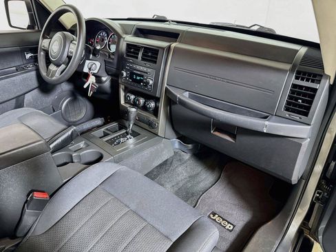Used 2012 Jeep Liberty Sport RWD image 24