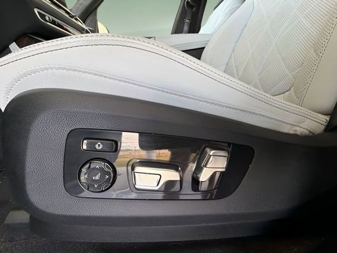 Used 2024 BMW X7 xDrive40i w/ Premium Package image 28