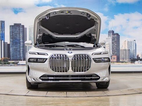 Used 2025 BMW i7 xDrive60 w/ Premium Package image 4