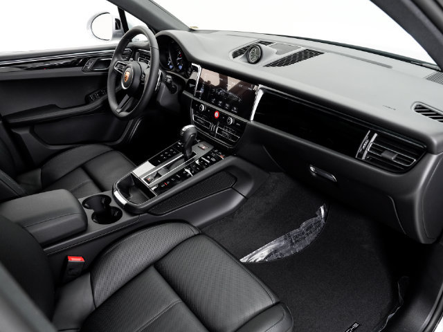 Certified 2026 Porsche Macan AWD/4WD image 20
