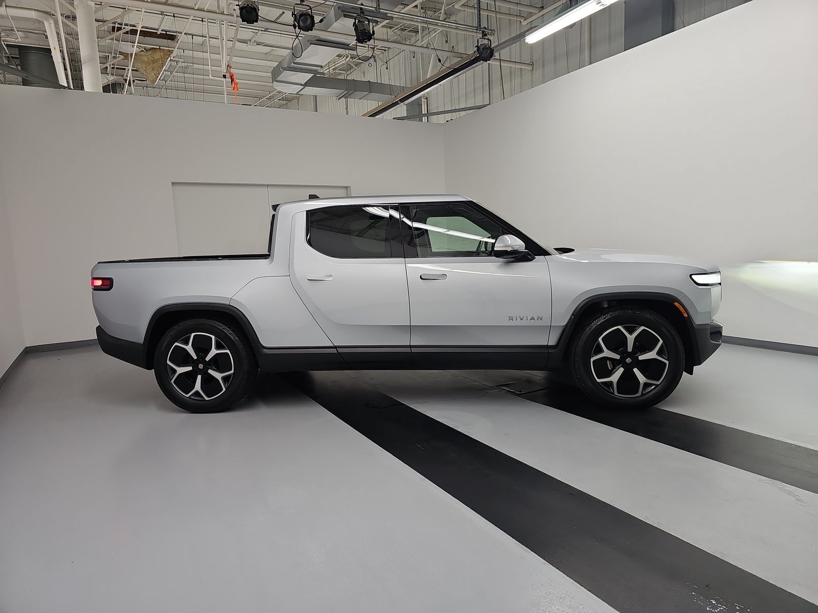 Used 2024 Rivian R1T Adventure Dual AWD/4WD image 6