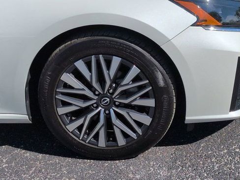 Used 2024 Nissan Altima 2.5 SV FWD image 10