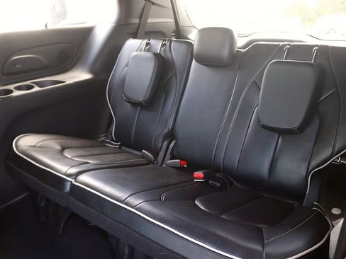 Used 2025 Chrysler Pacifica Limited FWD image 15