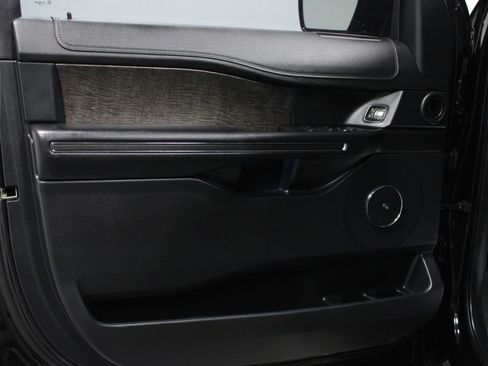 Used 2020 Ford Expedition Limited image 11