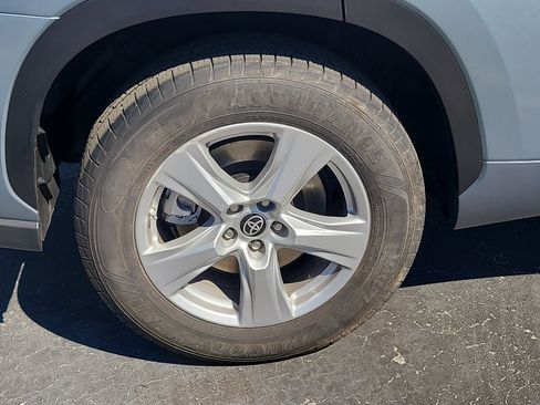 Used 2023 Toyota Highlander LE image 9