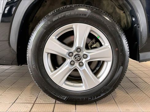 Used 2025 Toyota Highlander LE FWD image 33