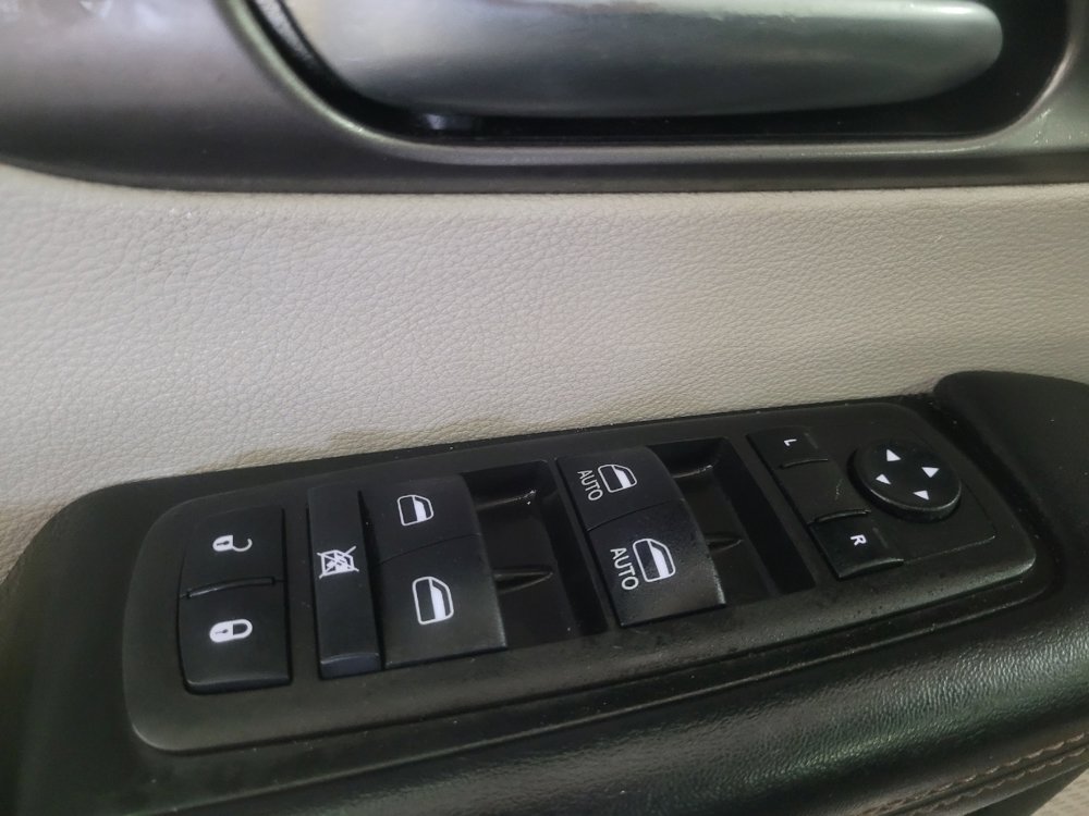 Used 2020 Chrysler Pacifica Touring-L FWD image 27