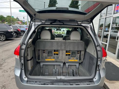 Used 2011 Toyota Sienna XLE w/ Entertainment Pkg FWD image 16