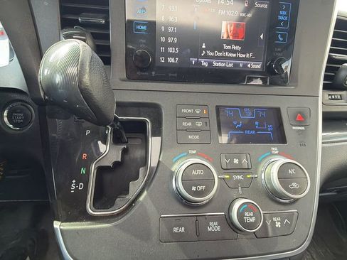Used 2017 Toyota Sienna SE Premium FWD image 20