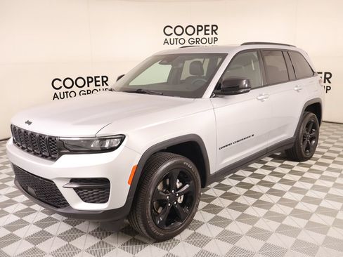 Used 2023 Jeep Grand Cherokee Altitude AWD/4WD image 10