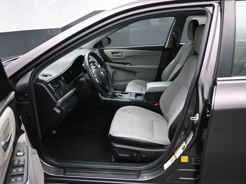 Used 2015 Toyota Camry SE image 9