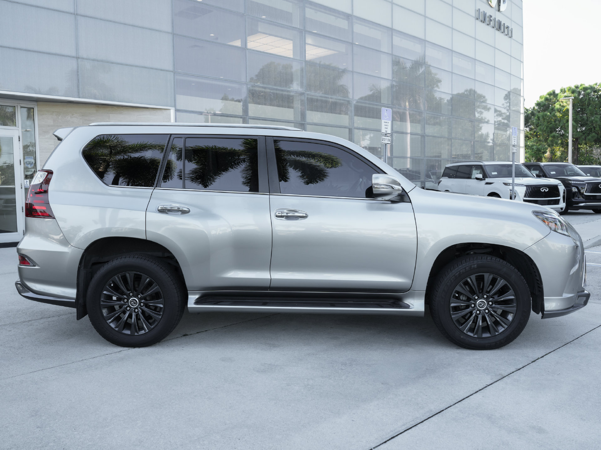 Used 2022 Lexus GX 460 Premium w/ Accessory Package AWD/4WD image 29