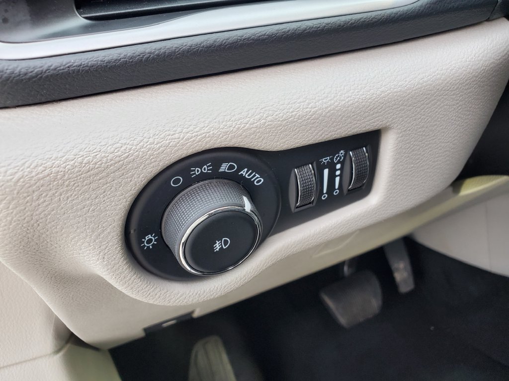 Used 2024 Chrysler Pacifica Touring-L FWD image 24