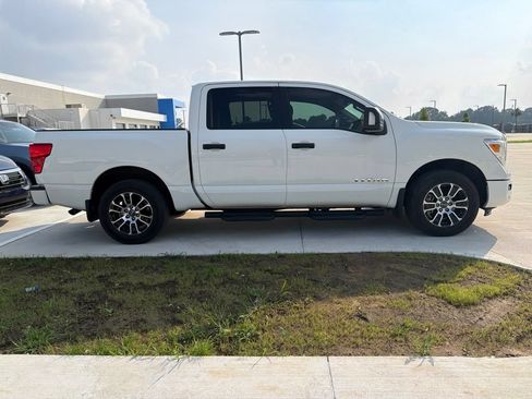 Used 2024 Nissan Titan SV w/ SV Convenience Package RWD image 4
