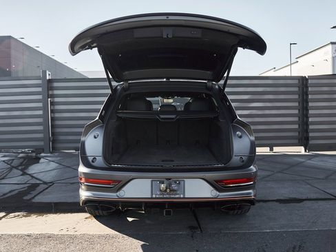 Used 2025 Bentley Bentayga image 17