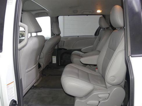 Used 2017 Toyota Sienna XLE image 25