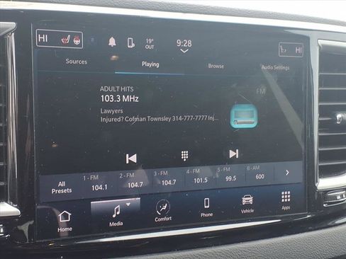 Used 2024 Chrysler Pacifica Touring-L image 9