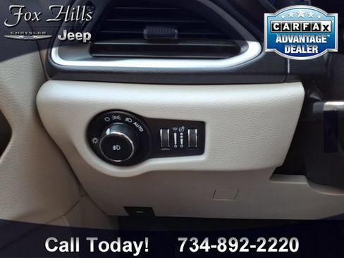 Used 2017 Chrysler Pacifica Touring-L FWD image 16