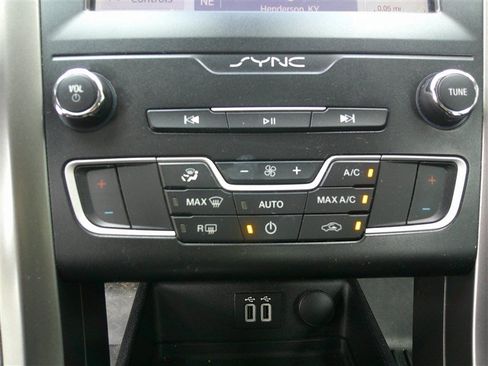 Used 2020 Ford Fusion SE FWD image 14
