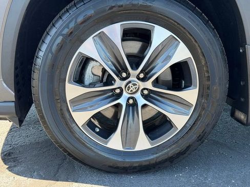 Certified 2024 Toyota Highlander XLE AWD/4WD image 11