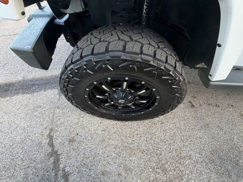 Used 2017 Jeep Wrangler Unlimited Sahara w/ Connectivity Group image 8