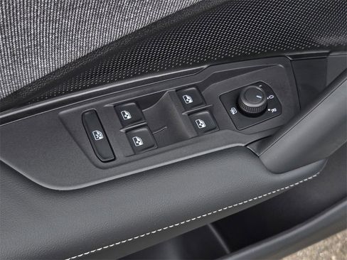 Used 2025 Volkswagen Tiguan S image 11