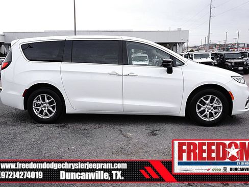 Certified 2024 Chrysler Pacifica Touring-L image 6