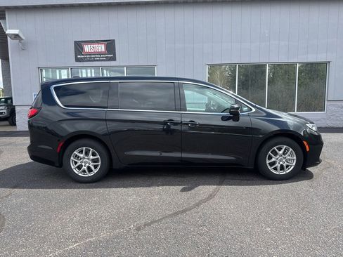 Used 2023 Chrysler Pacifica Touring-L FWD image 2