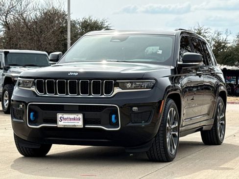 Used 2022 Jeep Grand Cherokee Overland w/ Luxury Tech Group IV AWD/4WD image 3
