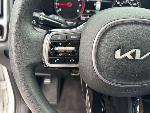 Used 2023 Kia Sorento LX image 18