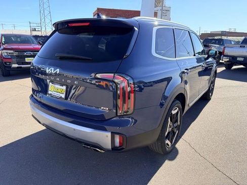 Used 2024 Kia Telluride EX w/ EX Captain's Chair Package image 3