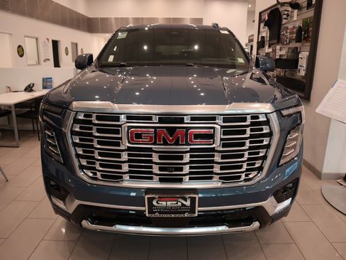 Used 2025 GMC Yukon XL Denali w/ Denali Reserve Package AWD/4WD image 3