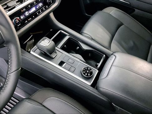 Used 2025 Nissan Pathfinder SL w/ Black Appearance Package image 19