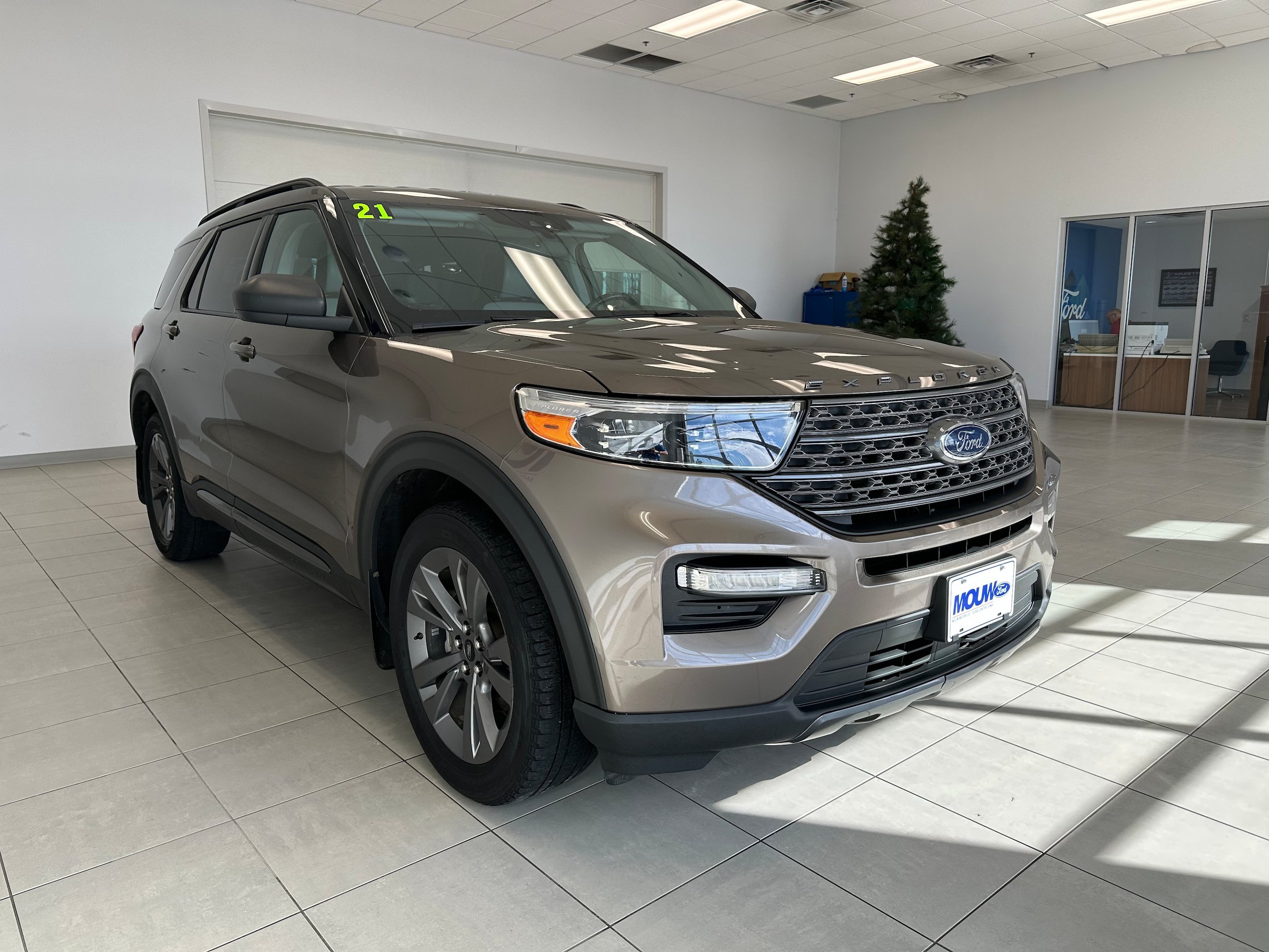 Used 2021 Ford Explorer XLT w/ Equipment Group 202A AWD/4WD image 4