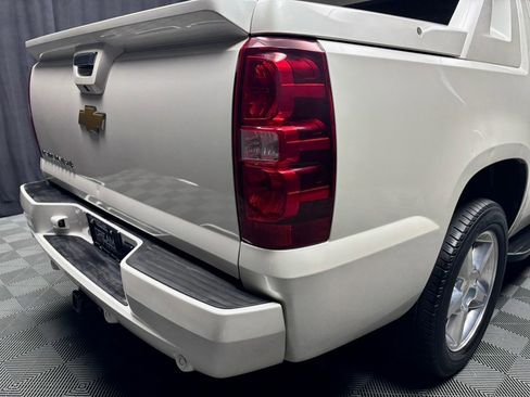 Used 2013 Chevrolet Avalanche LTZ AWD/4WD image 13