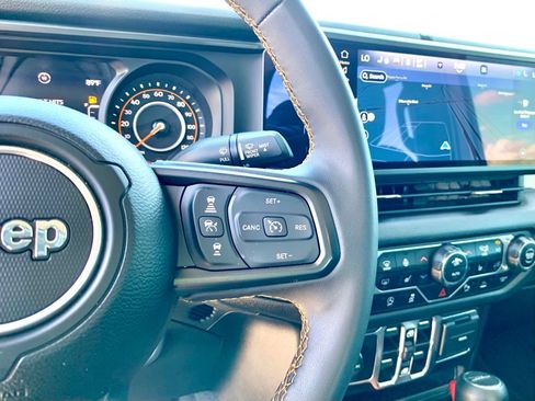 Used 2024 Jeep Gladiator Sport AWD/4WD image 32