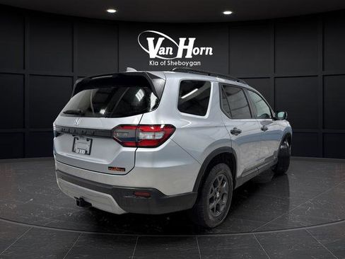 Used 2025 Honda Pilot TrailSport image 3