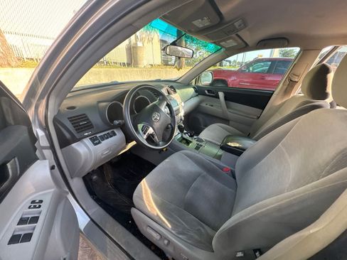 Used 2011 Toyota Highlander 2WD w/ Tech Pkg image 9