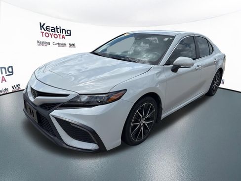 Used 2024 Toyota Camry SE image 3