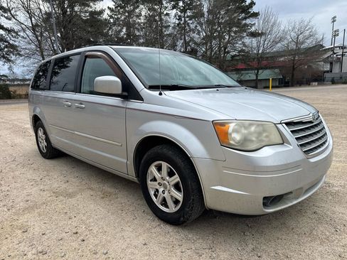 Used 2009 Chrysler Town & Country Touring w/ Family Value Group image 4