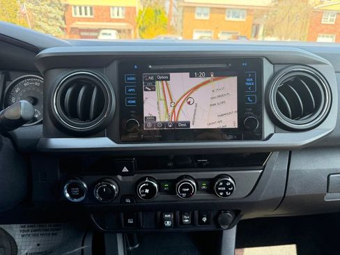 Used 2018 Toyota Tacoma TRD Sport AWD/4WD image 16