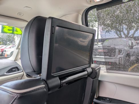 Used 2023 Chrysler Pacifica Limited w/ Uconnect Theater Family Group FWD image 21