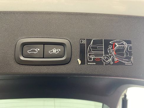 Used 2019 Volvo XC40 T5 Momentum image 30