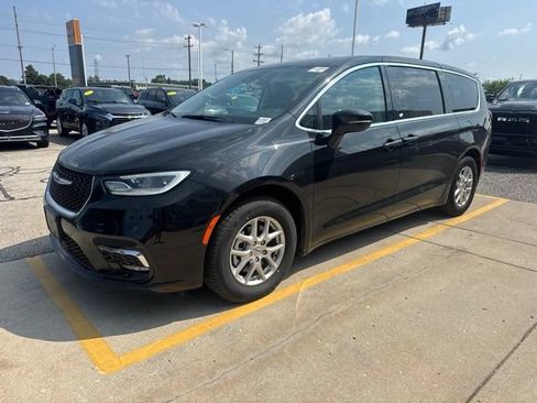 Used 2024 Chrysler Pacifica Touring-L FWD image 1