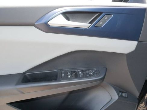Certified 2022 Volkswagen Taos SE FWD image 16