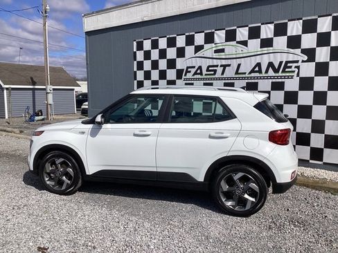 Used 2022 Hyundai Venue SEL w/ Cargo Package image 5